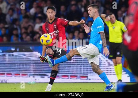 Naples, Italie, le 29 octobre 2023 : Matteo Politano (21 NAPOLI) va à -withTijjani Reijnders (14 Milan)lors du match de Serie A entre SSC Napoli et AC Milan au Stadio Maradona le 29 octobre 2023 à Naples, Italie (Foto Mosca / SPP) Banque D'Images