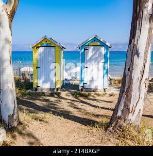 Changement de plage cabanes à Agios Spiridonas sur la côte nord de Corfou dans les îles grecques Ioniennes Banque D'Images
