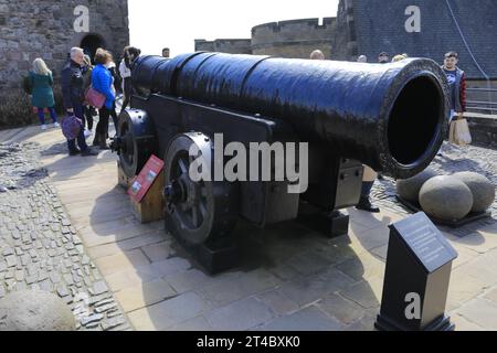 Vue de Mons Meg Canon sur les remparts du château d'Édimbourg, Écosse, Royaume-Uni Banque D'Images