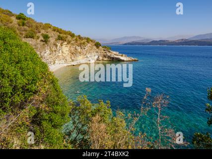 Crique tranquille sur la côte nord-est de Corfou dans les îles grecques Ioniennes Banque D'Images