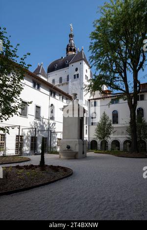 France, Lyon, 26 juillet 2019. La cour Saint-Louis avec sa fontaine au milieu du jardin du Grand Hôtel Dieu rénové Banque D'Images