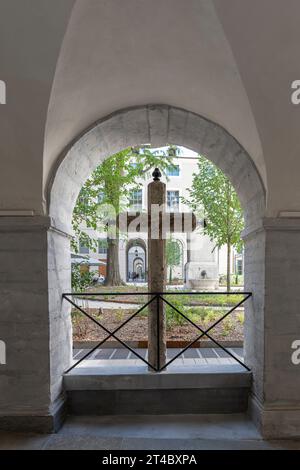France, Lyon, 26 juillet 2019. Une croix et une cour du Grand Hôtel Dieu rénové Banque D'Images