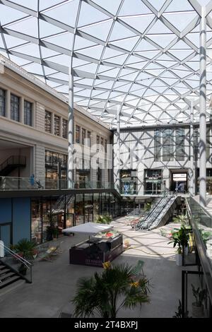 France, Lyon, 26 juillet 2019. Cour du midi, centre commercial moderne du nouveau Grand Hôtel Dieu, avec un treillis métallique qui supporte le grand verre r Banque D'Images
