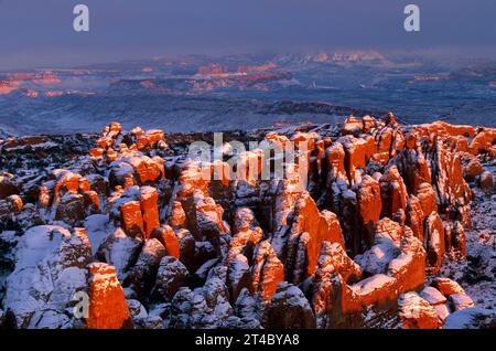 Nageoires de grès en hiver au coucher du soleil, parc national des Arches, Utah. Banque D'Images