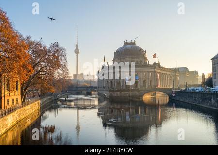 Île aux musées sur la rivière Spree et tour en arrière-plan au lever du soleil à Berlin, Germa Banque D'Images