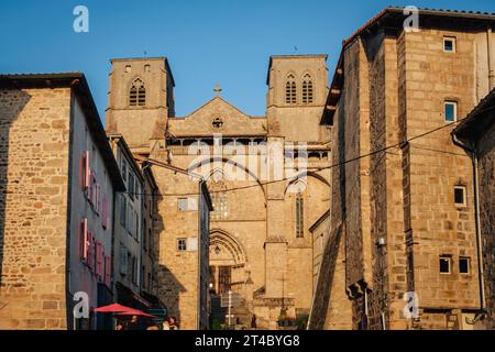 Coucher de soleil frappant la façade de l'abbaye bénédectine de la chaise Dieu dans le centre de la France (haute Loire) Banque D'Images