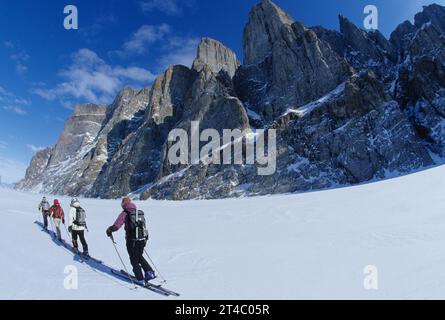 Les skieurs qui traversent l'ensemble du fjord gelé près de l'île de Baffin, Canada Banque D'Images