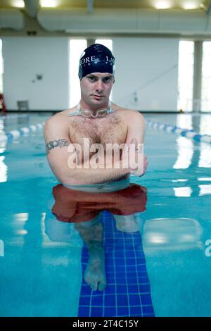 Un vetern de guerre d'Irak commence sa réadaptation dans une piscine après avoir perdu son bras gauche et sa jambe gauche. Banque D'Images