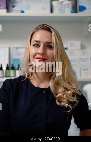 Femme d'âge moyen, cosmétologue, portrait, gros plan. Banque D'Images