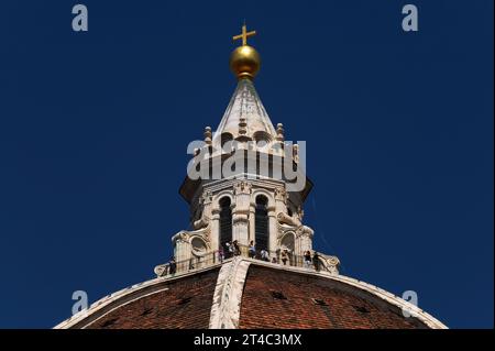 Tour ou lanterne en marbre blanc, de 21 mètres (68,9 pieds) de hauteur, au sommet du dôme de la cathédrale de Florence en Toscane, Italie. La lanterne, comme le reste du dôme, a été conçue par Filippo Brunelleschi (1377 - 1446). La plate-forme d'observation à la base de la tour est à 90 mètres (295 pieds) au-dessus du sol et offre une vue panoramique sur la ville et les collines toscanes environnantes. Banque D'Images