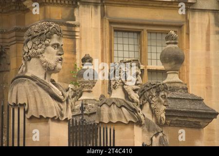 Têtes sculptées, Sheldonian Theatre à Oxford en Angleterre Banque D'Images