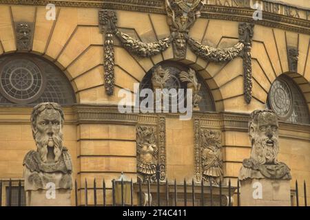 Têtes sculptées, Sheldonian Theatre à Oxford en Angleterre Banque D'Images