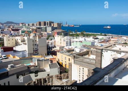 Vue panoramique depuis le haut de la capitale Las Palmas Gran Canaria en Espagne avec une partie de la cathédrale de Santa Ana et vue sur le port et la mer Banque D'Images