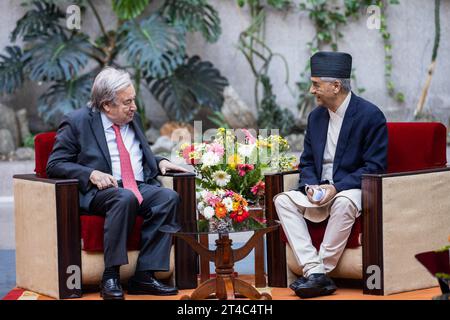 Katmandou, Népal. 29 octobre 2023. Le Secrétaire général des Nations Unies Antonio Guterres rencontre le Premier ministre Sher Bahadur Deuba lors de sa visite officielle de quatre jours à Katmandou, à l'invitation du Premier ministre Pushpa Kamal Dahal. Le Secrétaire général de l'ONU Antonio Guterres se rend au Népal pour une visite officielle de quatre jours à l'invitation du Premier ministre népalais. Crédit : SOPA Images Limited/Alamy Live News Banque D'Images