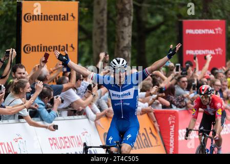 Elia Viviani remportant le cycliste Ride London-Surrey prudentielle classique dans le Mall, Londres, Royaume-Uni. La célébration de la victoire avec les gens, la foule, les foules Banque D'Images