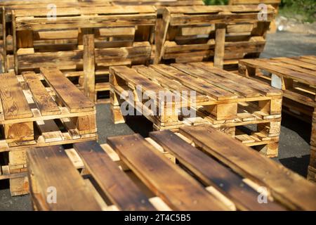 Palettes en bois. Fait de planches. Mobilier artisanal. Planche brute. Banque D'Images