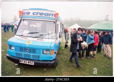 FANS DE BRITPOP, ESSENTIAL FESTIVAL, BRIGHTON, 1996 : les fans de Britpop mangent des glaces dans la brume et la pluie au Essential Festival 1996 au Stanmer Park à Brighton, Angleterre, Royaume-Uni, le 25 mai 1996. Photo : Rob Watkins Banque D'Images