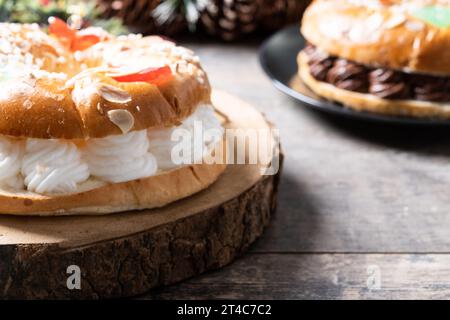 Individuel Epiphany gâteau roscon de reyes sur la table en bois Banque D'Images