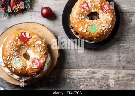 Individuel Epiphany gâteau roscon de reyes sur la table en bois Banque D'Images