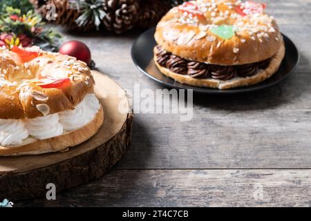 Individuel Epiphany gâteau roscon de reyes sur la table en bois Banque D'Images