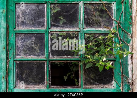 Vieille fenêtre endommagée dans une ferme à Liencres, Cantabrie, Espagne Banque D'Images