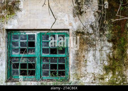 Vieille fenêtre endommagée dans une ferme à Liencres, Cantabrie, Espagne Banque D'Images