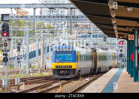 Endeavour a réglé la locomotive 2857 tirant des wagons de passagers, arrivant à Central Station, terminal Country Link à Sydney depuis les Southern Highlands Banque D'Images