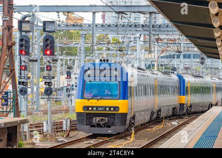 Endeavour a réglé la locomotive 2857 tirant des wagons de passagers, arrivant à Central Station, terminal Country Link à Sydney depuis les Southern Highlands Banque D'Images