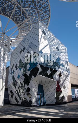 Émirats arabes Unis, Dubaï, 8 décembre 2018. Bâtiment moderne avec un design spécifique à l'île Bluewaters Banque D'Images