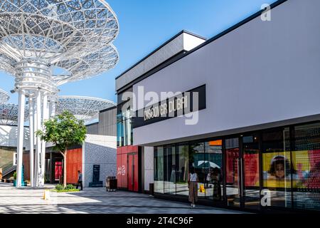 Émirats arabes Unis, Dubaï, 8 décembre 2018. Bâtiment moderne et boutiques à Bluewaters Island Banque D'Images