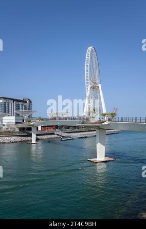 Émirats arabes Unis, Dubaï, 8 décembre 2018. Passerelle reliant Bluewaters Island à la célèbre plage de Jumeirah, une attraction touristique Banque D'Images