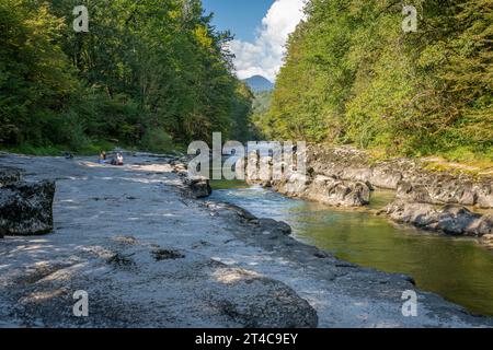 Bellegarde-sur-Valserine, France - 09 01 2021 : vue sur les Los pertes de la Valserine avec deux femmes assises près de la rivière et de la montagne en backgr Banque D'Images