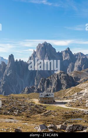 Rifugio Lavaredo dans le parc naturel de Tre cime, groupe de montagnes Cadini di Misurina en arrière-plan, Dolomites, Italie Banque D'Images