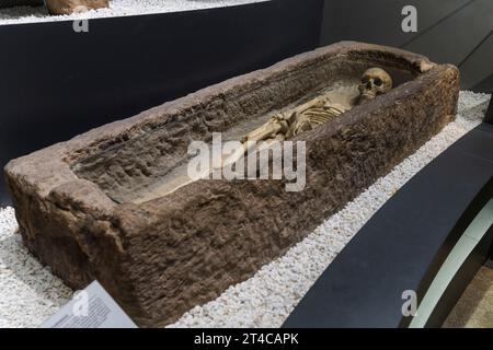 Sarcophage, époque hispanique, Musée de préhistoire et d'archéologie (MUPAC), Santander, Cantabrie, Espagne Banque D'Images