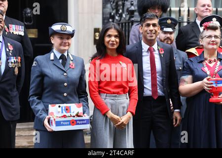 Londres, Royaume-Uni. 31 octobre 2023. Les collectes de fonds de la Légion britannique ont visité le numéro 10. Downing Street pour que le PM Rishi Sunak puisse chasser un coquelicot, avec sa femme Akshata Murty pour le Poppy Appeal de cette année. C’est la première année que des coquelicots sans plastique et entièrement recyclables sont produits. Crédit : Monica Wells/Alamy Live News Banque D'Images