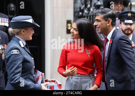 Londres, Royaume-Uni. 31 octobre 2023. Les collectes de fonds de la Légion britannique ont visité le numéro 10. Downing Street pour que le PM Rishi Sunak puisse chasser un coquelicot, avec sa femme Akshata Murty pour le Poppy Appeal de cette année. C’est la première année que des coquelicots sans plastique et entièrement recyclables sont produits. Crédit : Monica Wells/Alamy Live News Banque D'Images