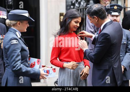 Londres, Royaume-Uni. 31 octobre 2023. Les collectes de fonds de la Légion britannique ont visité le numéro 10. Downing Street pour que le PM Rishi Sunak puisse chasser un coquelicot, avec sa femme Akshata Murty pour le Poppy Appeal de cette année. C’est la première année que des coquelicots sans plastique et entièrement recyclables sont produits. Crédit : Monica Wells/Alamy Live News Banque D'Images