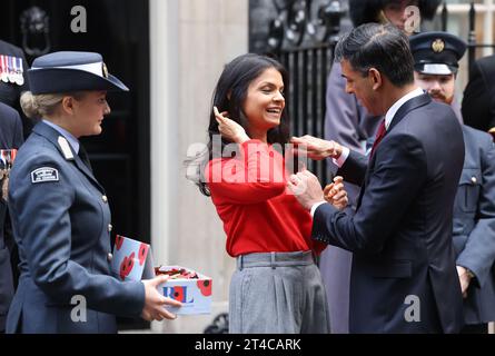 Londres, Royaume-Uni. 31 octobre 2023. Les collectes de fonds de la Légion britannique ont visité le numéro 10. Downing Street pour que le PM Rishi Sunak puisse chasser un coquelicot, avec sa femme Akshata Murty pour le Poppy Appeal de cette année. C’est la première année que des coquelicots sans plastique et entièrement recyclables sont produits. Crédit : Monica Wells/Alamy Live News Banque D'Images