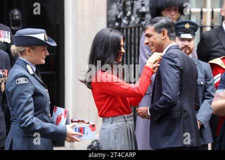 Londres, Royaume-Uni. 31 octobre 2023. Les collectes de fonds de la Légion britannique ont visité le numéro 10. Downing Street pour que le PM Rishi Sunak puisse chasser un coquelicot, avec sa femme Akshata Murty pour le Poppy Appeal de cette année. C’est la première année que des coquelicots sans plastique et entièrement recyclables sont produits. Crédit : Monica Wells/Alamy Live News Banque D'Images