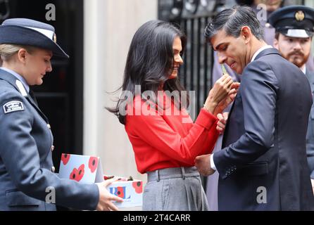 Londres, Royaume-Uni. 31 octobre 2023. Les collectes de fonds de la Légion britannique ont visité le numéro 10. Downing Street pour que le PM Rishi Sunak puisse chasser un coquelicot, avec sa femme Akshata Murty pour le Poppy Appeal de cette année. C’est la première année que des coquelicots sans plastique et entièrement recyclables sont produits. Crédit : Monica Wells/Alamy Live News Banque D'Images