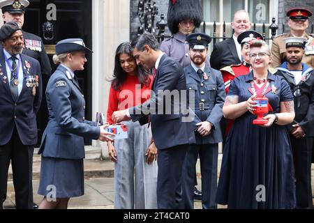 Londres, Royaume-Uni. 31 octobre 2023. Les collectes de fonds de la Légion britannique ont visité le numéro 10. Downing Street pour que le PM Rishi Sunak puisse chasser un coquelicot, avec sa femme Akshata Murty pour le Poppy Appeal de cette année. C’est la première année que des coquelicots sans plastique et entièrement recyclables sont produits. Crédit : Monica Wells/Alamy Live News Banque D'Images