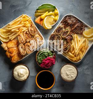 une assiette de shawarma de poulet et d'agneau avec des hors-d'œuvre Banque D'Images