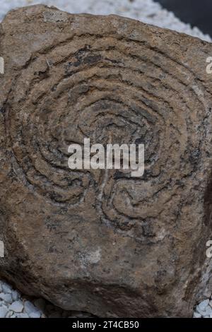 Stèle labyrinthe, 8e-11e siècles, labyrinthe gravé dans la pierre, chemin de perfection pour le salut, église romane de San Pantaleón, musée de preh Banque D'Images