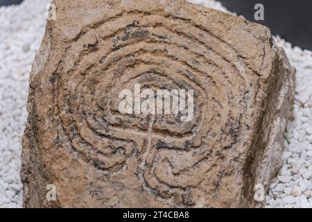 Stèle labyrinthe, 8e-11e siècles, labyrinthe gravé dans la pierre, chemin de perfection pour le salut, église romane de San Pantaleón, musée de preh Banque D'Images