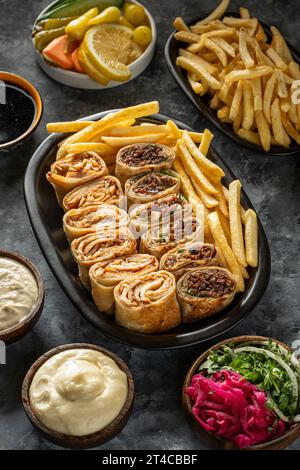 une assiette de shawarma de poulet et d'agneau avec des hors-d'œuvre Banque D'Images