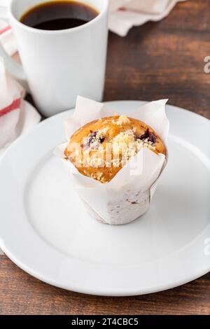 Muffin vanille et noisette ou cupcake avec café sur table en bois Banque D'Images