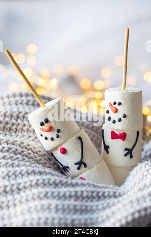 Deux joyeux marshmallow marshmallow bonhommes de neige, décoration de vacances d'hiver de Noël. Banque D'Images