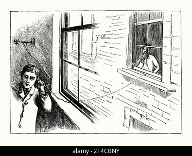 Une vieille gravure de communication précoce de l'autre côté de la rue par téléphone acoustique. Il est tiré du livre victorien des années 1890 sur les sports, les jeux et les passe-temps. Avant l'invention des téléphones électromagnétiques, les dispositifs acoustiques pouvaient transporter des sons transmis sur une courte distance, à travers des tuyaux ou des fils. Ici, les vibrations sonores de la voix humaine sont portées par fil entre deux bâtiments. À la fin des années 1800, les téléphones acoustiques étaient un concurrent réussi des appareils électriques de Bell. Mais ils ont été remplacés en raison de leur portée limitée. Cependant, les tubes parlants sont toujours utilisés, en particulier sur les navires. Banque D'Images