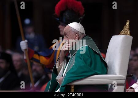 Cité du Vatican, Vatican 29 octobre 2023. Le pape François préside la messe de clôture à la fin du synode des évêques dans la basilique Saint-Pierre au Vatican. Maria Grazia Picciarella/Alamy Live News Banque D'Images