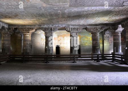 Grotte n°1. Mur de droite montrant des cellules et des peintures murales. Grottes d'Ajanta, Aurangabad, Maharashtra, Inde Banque D'Images